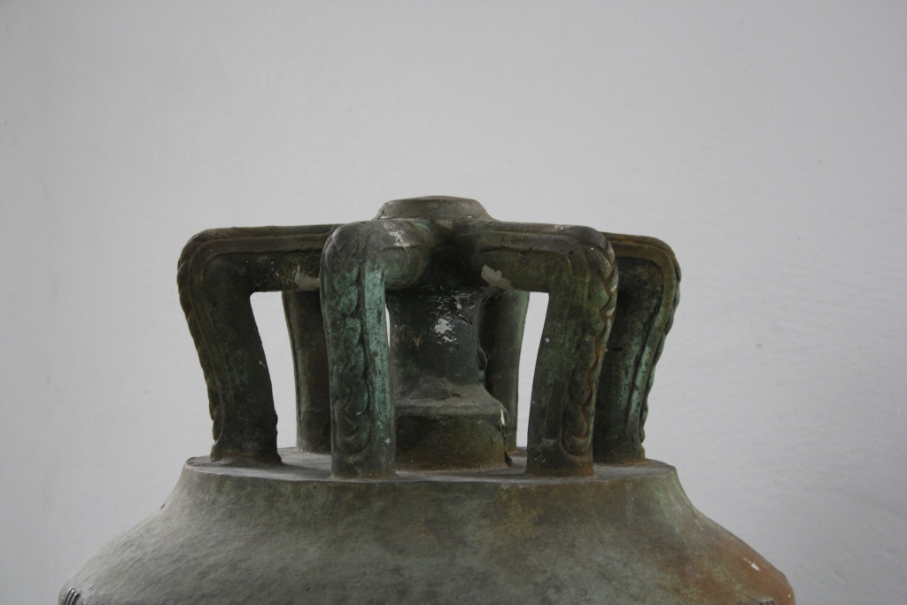 Die große Glocke wartet auf den neuen Glockenstuhl