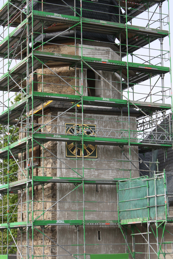 Kirchturm nach dem Abtragen der Schieferfassade